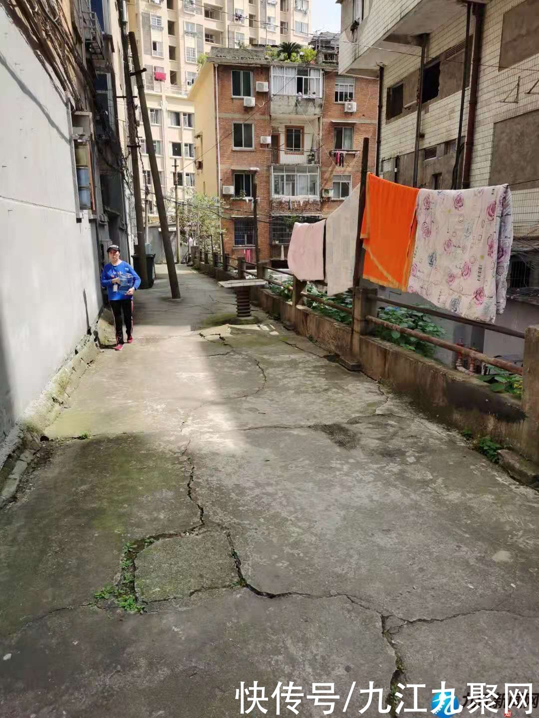 梦见房子地基下沉裂缝