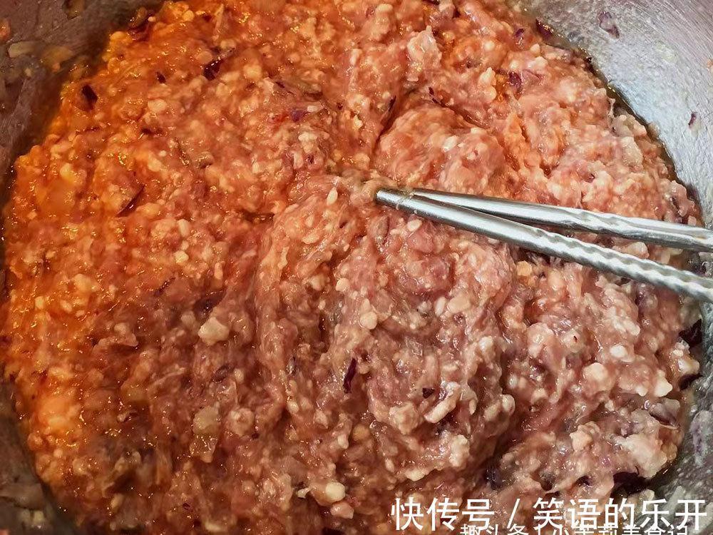 调羊肉馅很简单,牢记“2放2不放1窍门”,饺子鲜嫩无膻味,真香