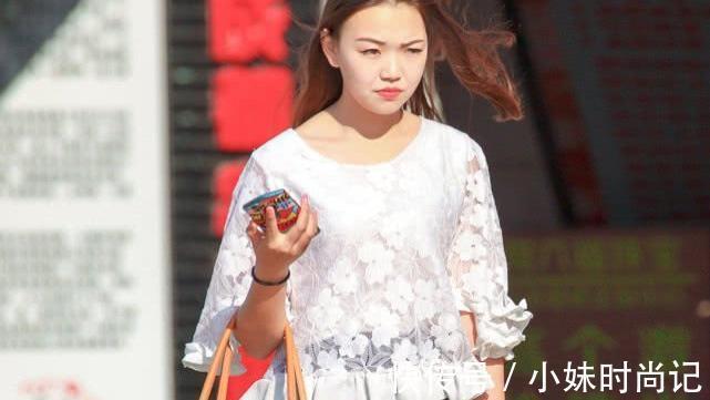 清新|街拍美女:经典“黑白配”,演绎都市精英范,不一样的清新时尚