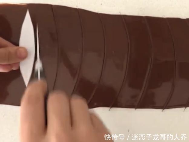 巧克力|顶级大厨制作“巧克力花”，浇下奶茶的瞬间，才是震撼的开始！