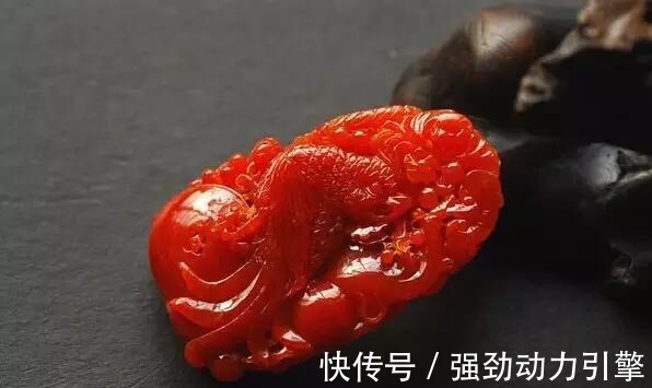 节日 一件名牌衣服的价格,可以买一个翡翠饰品,你会选择哪一个!