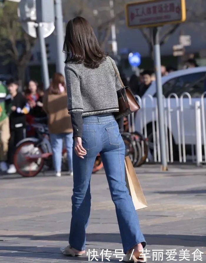 映日荷花颜,摇曳芙蓉姿,蓝色喇叭裤配绒毛针织上衣的靓丽穿搭