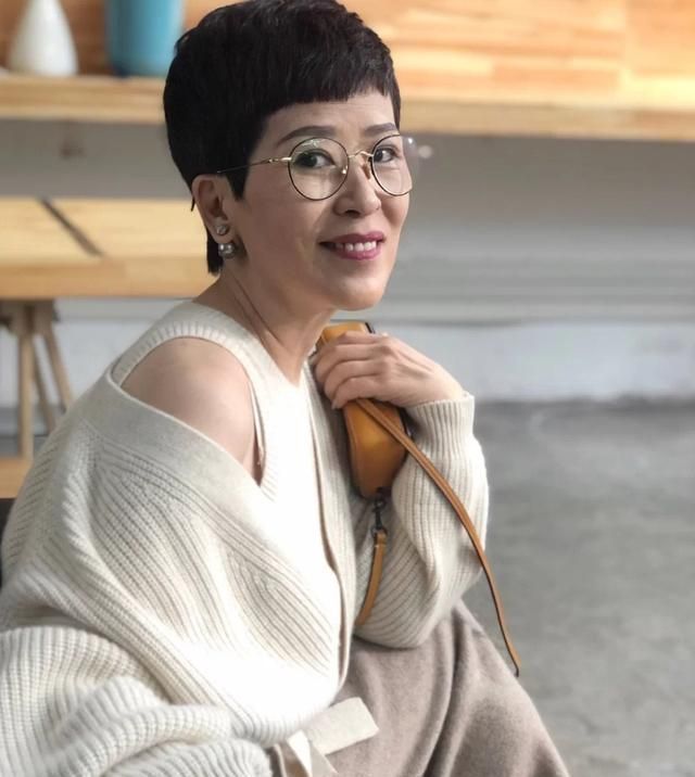 针织开衫 六十岁更要摆脱大妈感,学学她的减龄搭配术,穿出优雅的时髦范