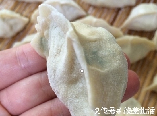 包饺子别只会用手捏,太麻烦了,教你一招,1分钟一抽屉还不脏手!