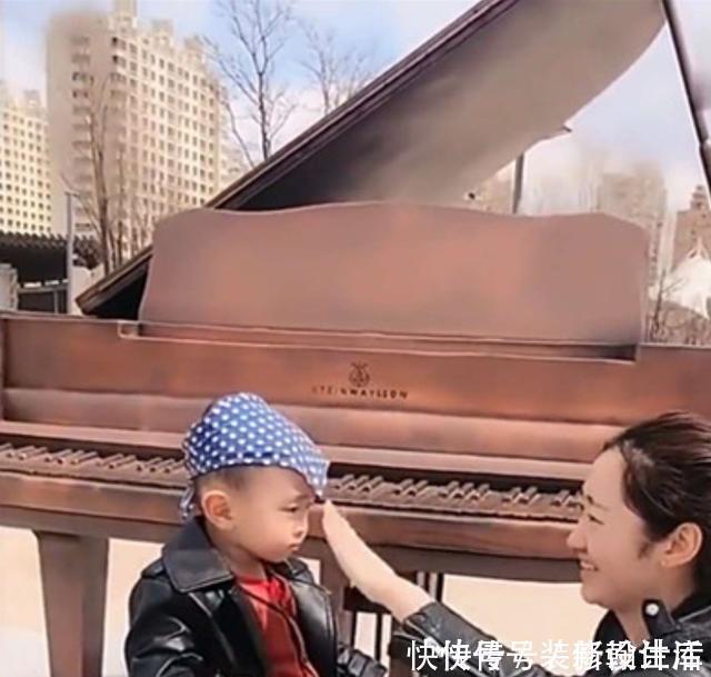 丝巾|姐弟相差20岁,一出门就这画面,妈妈看到忍不住笑了