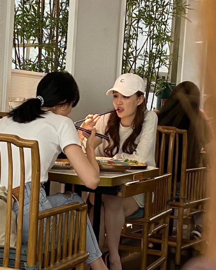 上衣|徐璐外出吃饭被偶遇,“下衣失踪”穿搭时髦,生图下漫画腿仍抢镜