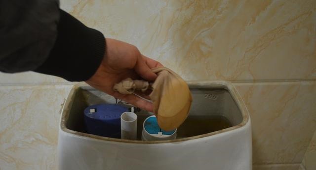 卫生间|马桶里放一块香皂,真是厉害,解决了很多家庭的困扰,涨知识了