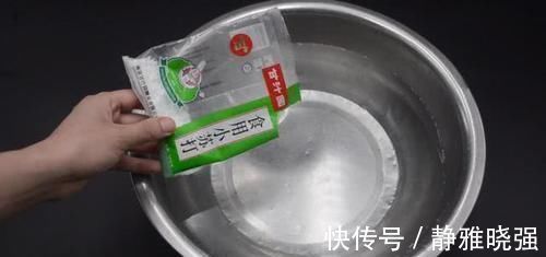 拖鞋穿久了污垢不好洗?一个简单的方法,洗完的拖鞋立马焕然一新