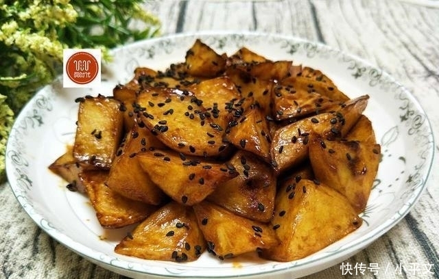 土豆新吃法,这么做简单又美味,比肉都好吃,做一盘,上桌就光盘