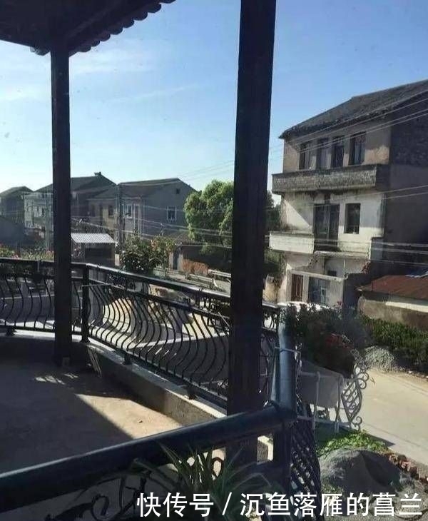 老家|晒晒老家两层小别墅,超爱一楼鱼池,谁说住农村就一定比城里差