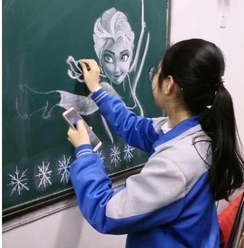黑板!美术生黑板手绘“冰雪女王”,看到他直接擦掉后,网友:你完了!