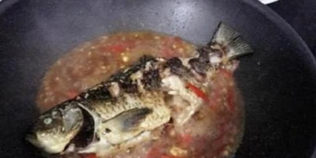 在家做炖鱼，一定要记好，这两种调料别放，放了炖的汤又腥又难喝