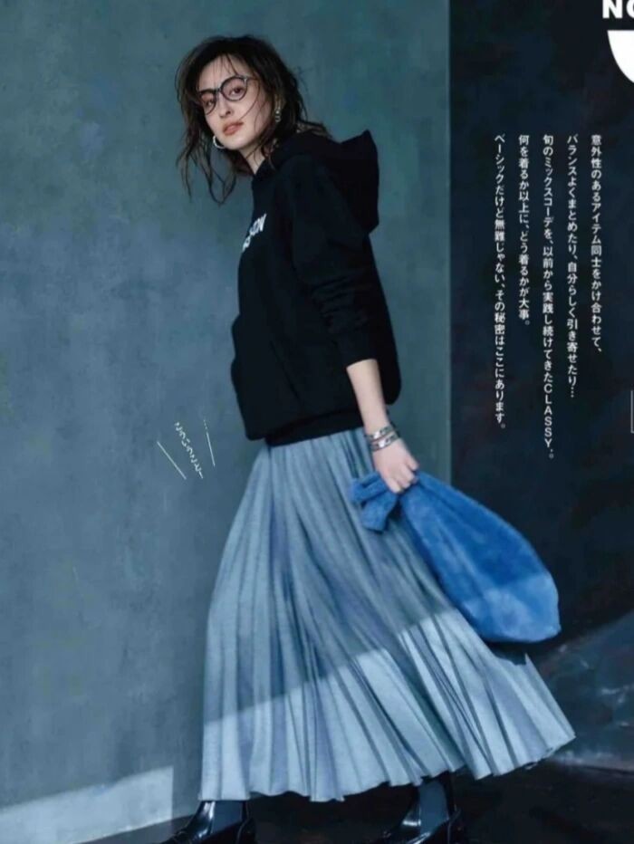 褶皱裙|“卫衣”如何穿得更有女人味?增加这几种元素,高级又优雅