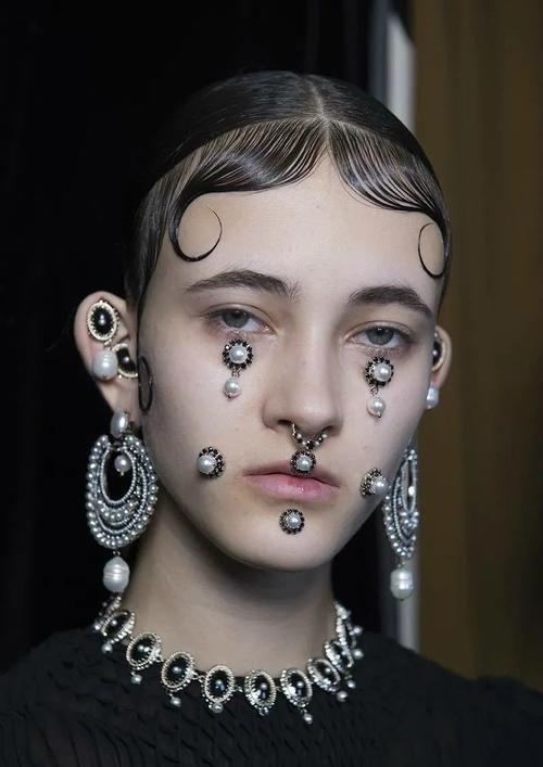 当珠宝贴在脸上，是现代的时尚，还是古代的典雅