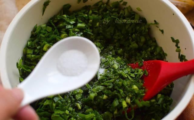 韭菜|做韭菜盒子,鸡蛋千万不能炒,这才是正确做法,韭菜鲜美鸡蛋软嫩