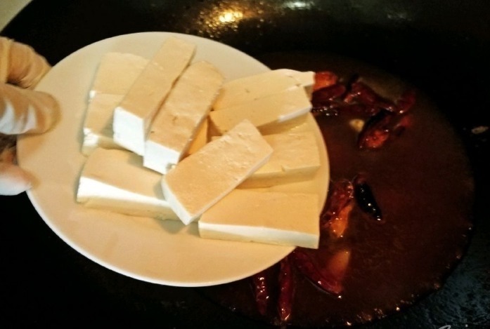 给鱼去腥,用料酒还是用醋都错了,只需一勺它,鲜嫩入味还不腥