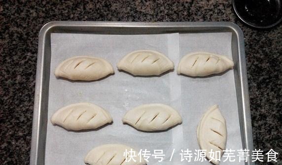 换个方式吃苹果做成苹果酥，酸酸甜甜层层香酥，做法很懒人！