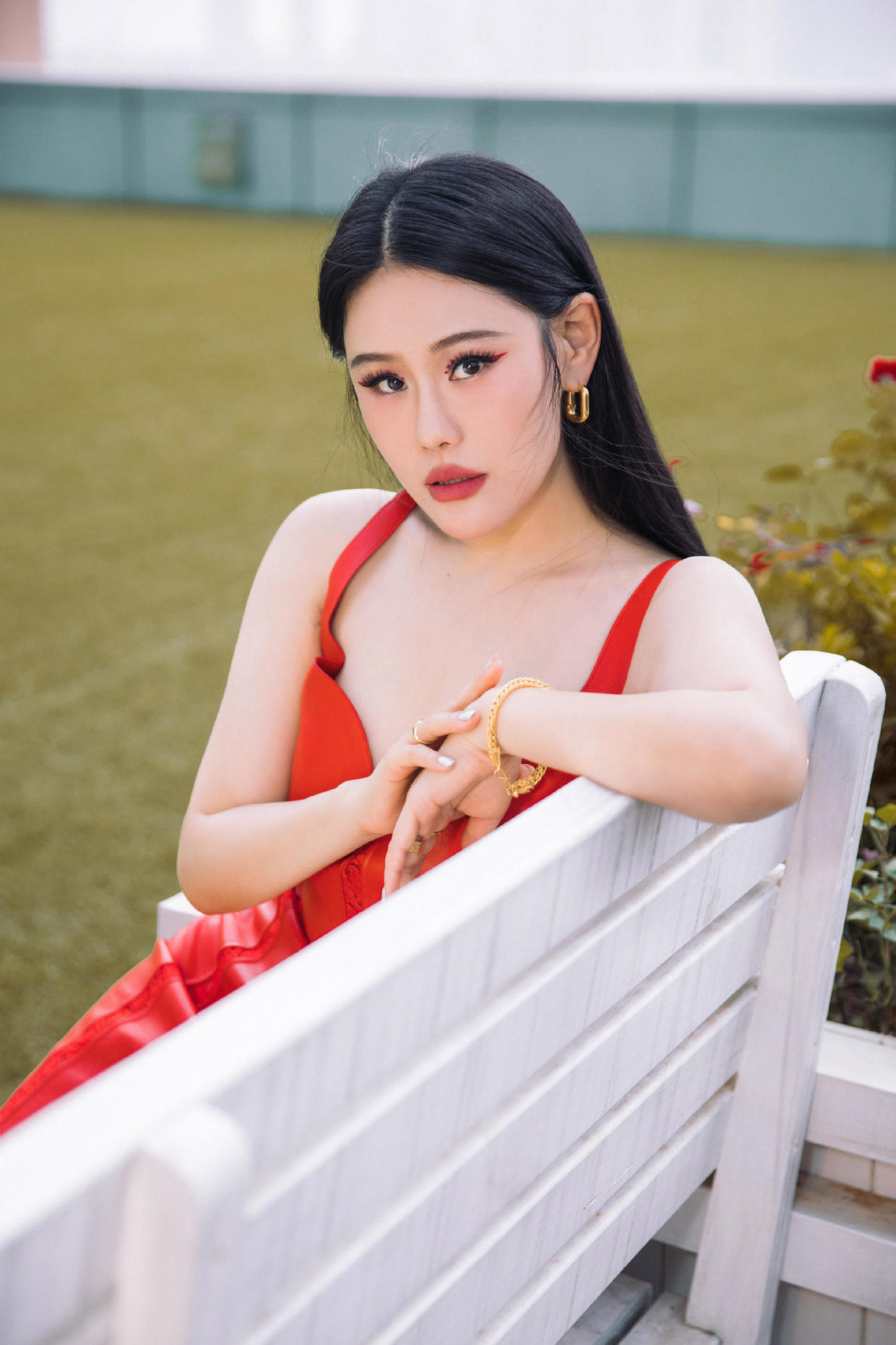 袁娅维真厉害!把皮质红色吊带连衣裙穿出时尚感,显得格外有韵味