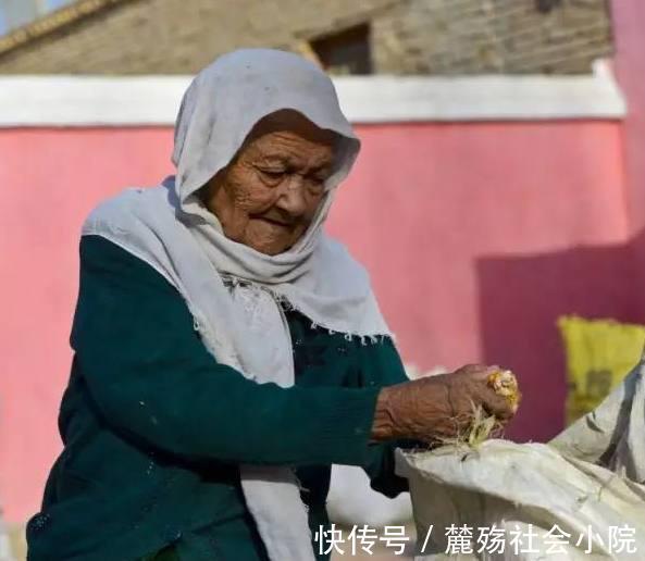 老人|132岁老人一年四季都喝凉水，她说长寿靠3点，但1事从来不碰