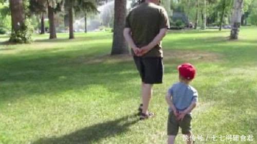 孙子|“老干部奶奶”带娃坐地铁,旁边孩子的坐姿亮了,网友:是亲孙子