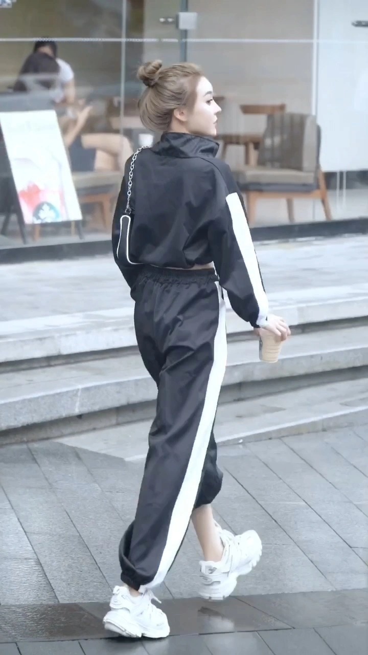 街拍酷女孩儿的日常穿搭,一个聪明的小动作,轻松秀出大长腿