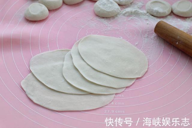 自制煎制锅贴2个窍门，和面加水要多次，小火慢煎用水淀粉