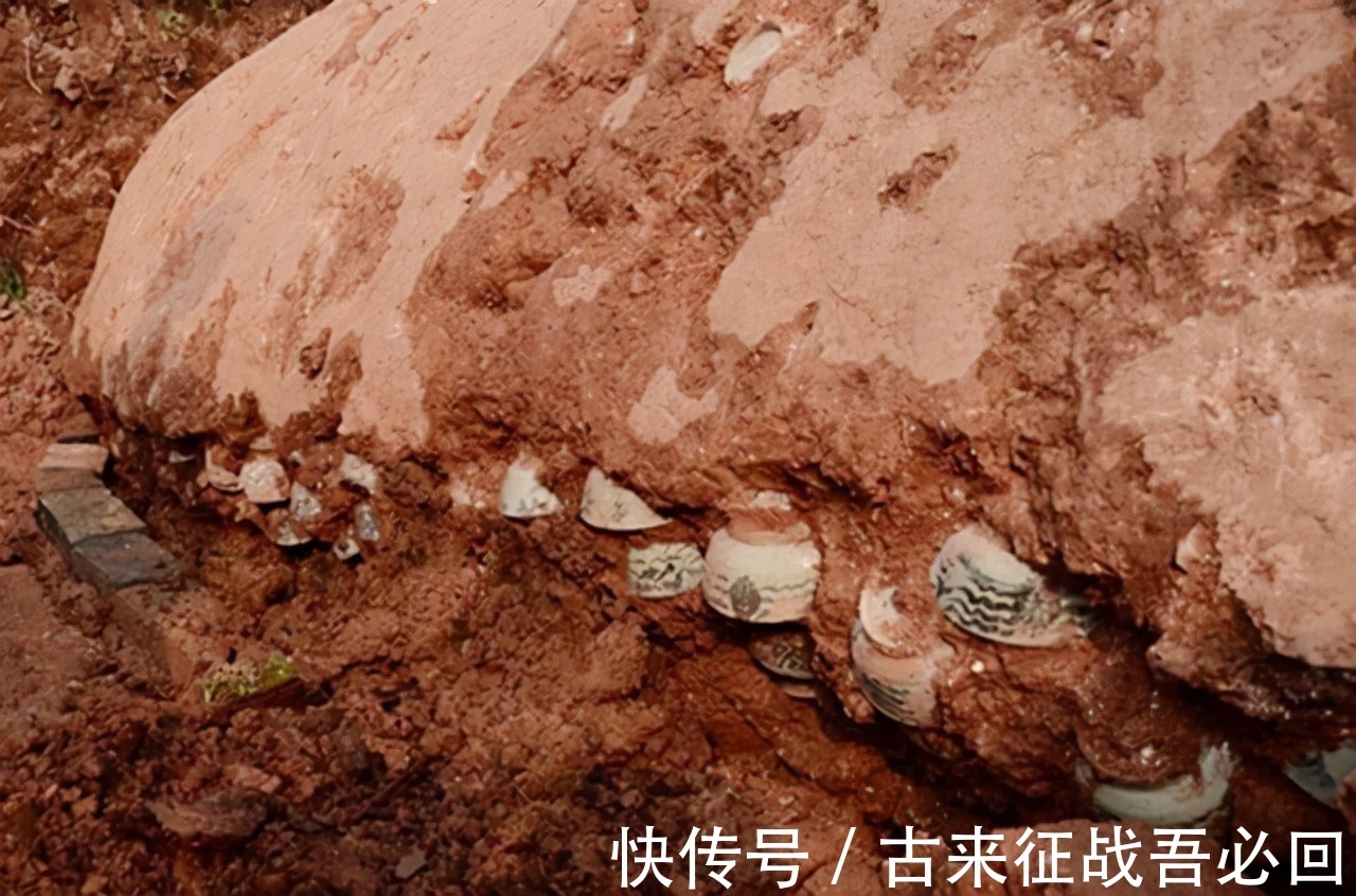 椁室#挖地基发现明朝古墓,全部墓墙都用青花瓷堆成,专家:从没见过