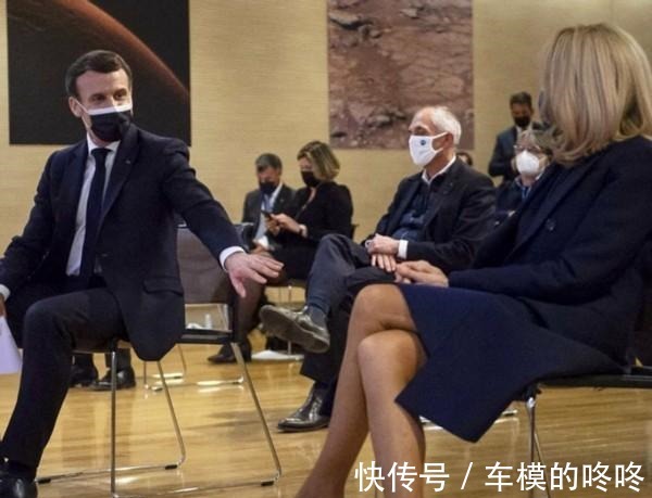 老公 法国夫人成熟稳重!穿大衣叠腿坐太优雅,小25岁老公主动求牵手!