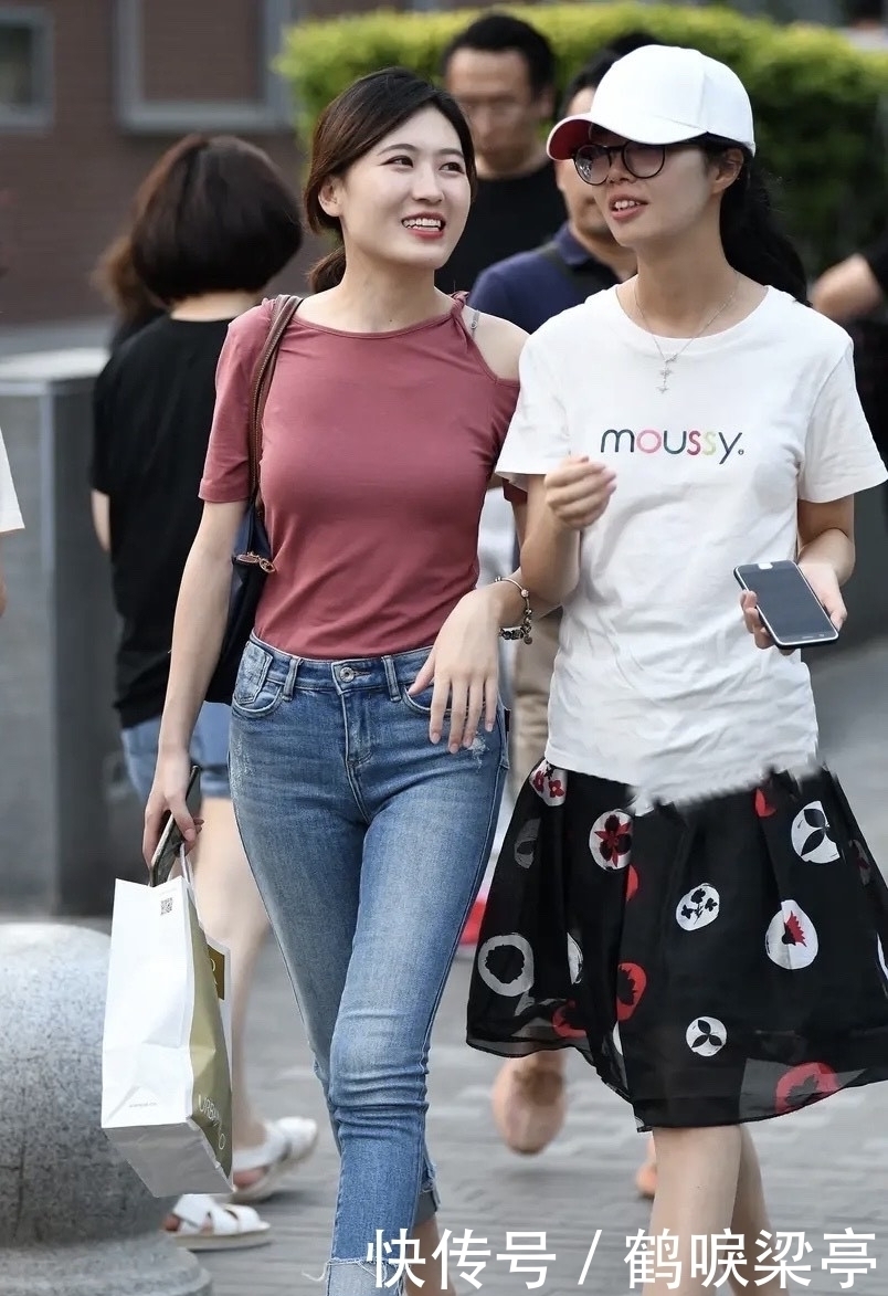 时尚大气的紧身打底裤,弹力十足的面料,穿着不会紧绷