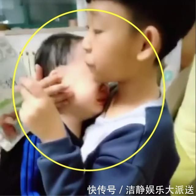 大宝|被爸爸批评后,弟弟哭着跑进哥哥怀里求安慰,画面太有爱了