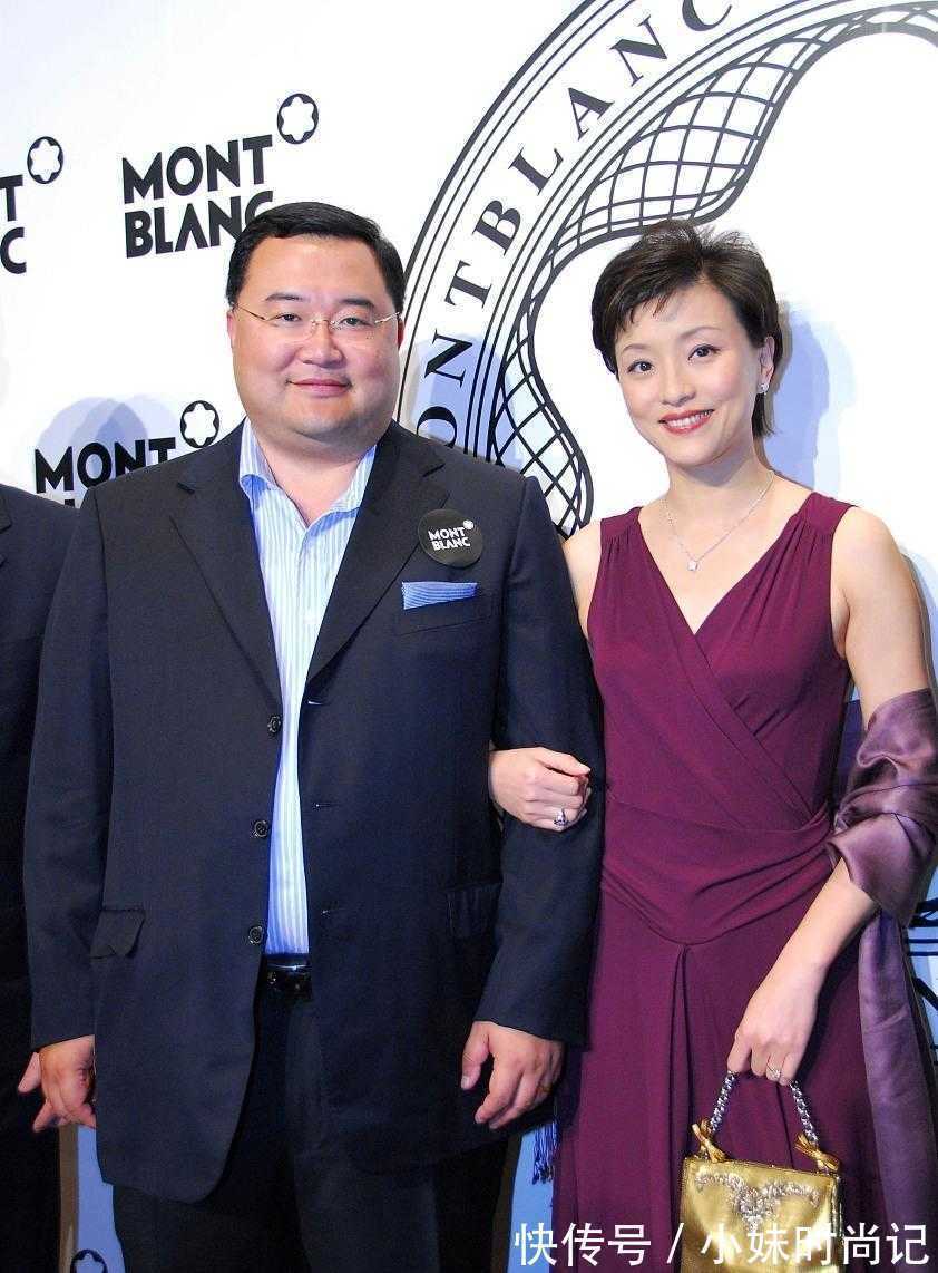 杨澜|杨澜随老公亮相真会打扮,穿深紫色连衣裙淡妆优雅大气,真高贵