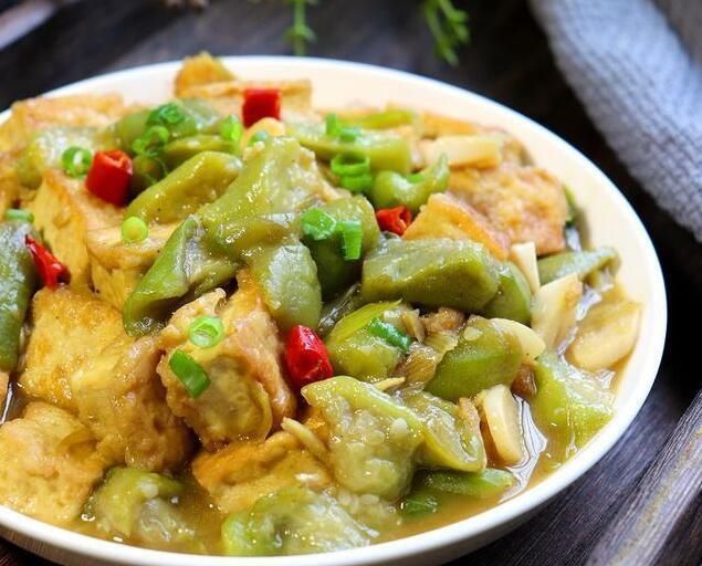 豆腐|豆腐如此做太好吃了，不炒不油炸，加3根丝瓜，出锅比红烧还香