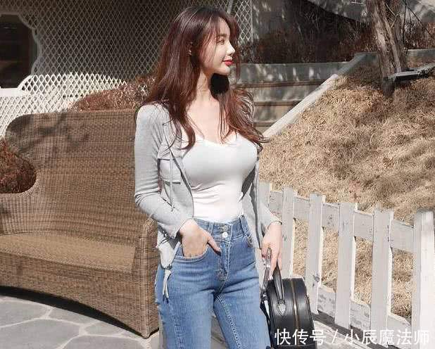 小姐姐穿修身时尚的紧身牛仔裤,强大的气场不断吸引异性的目光