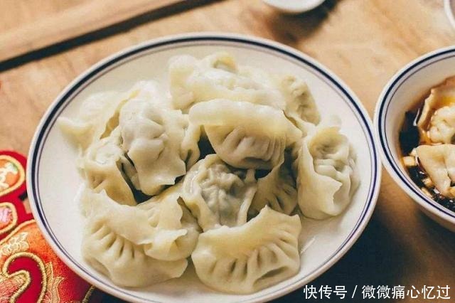 非洲人模仿中国人做饺子,看到成品后笑岔气!就算给我钱也不吃