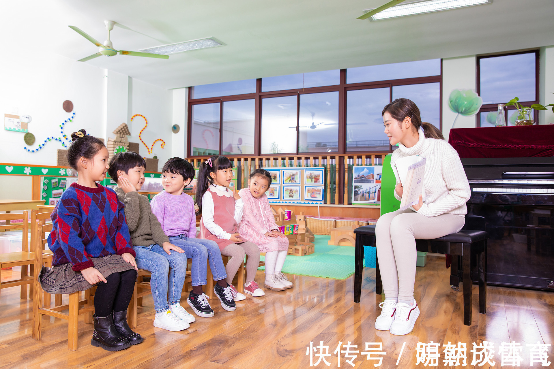 新知识|幼儿园老师坦言:第一天去幼儿园不哭的孩子,通常来自于四种家庭