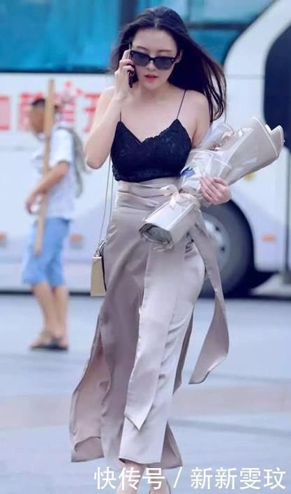 街拍气质高雅的小姐姐,一件吊带背心配开叉裤,时尚女神魅力范