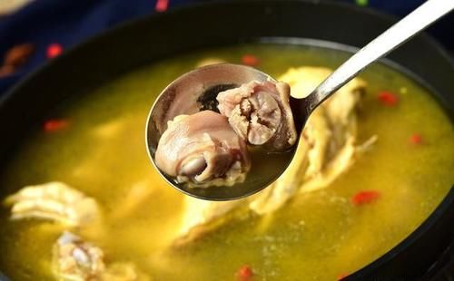 鸡汤|炖鸡最忌讳“这3种调料”,要是不小心加错,鸡汤不鲜,腥味还重