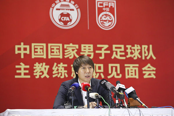 国足|执教698天后留下一地鸡毛，黯然下课的李铁为足协背了锅