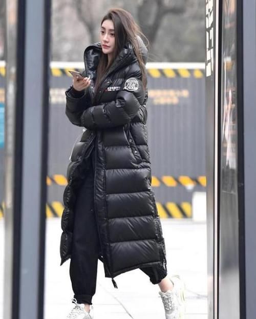 毛呢|知性优雅的美女，一条黑白拼接的连衣裙，时尚气息性感十足