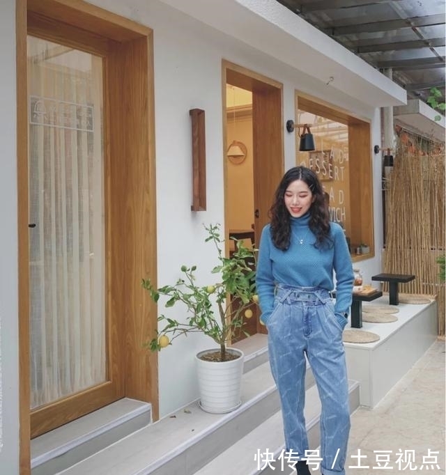 小脚裤配短靴不流行了,2020年流行这条“裤子”配短靴,保暖时髦