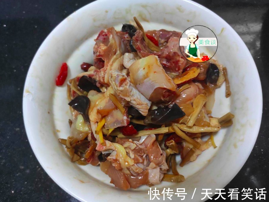 木耳跟此菜是绝配，蒸一蒸就好，营养好吃不上火，常吃提高免疫力