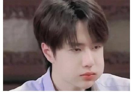 耶啵|吃货耶啵上线,王一博吃东西嘴里鼓鼓囊囊好像一只小松鼠!