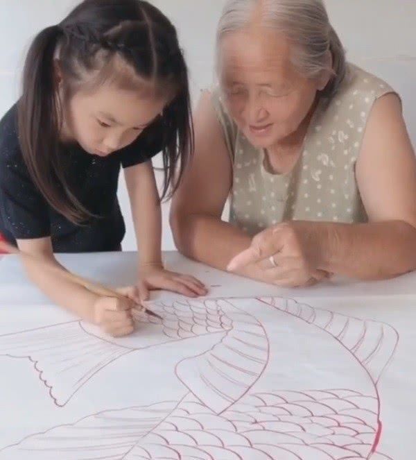 百岁老人|百岁老人教孙女绘画,却被说成江湖味太重,属千篇一律的民间作品