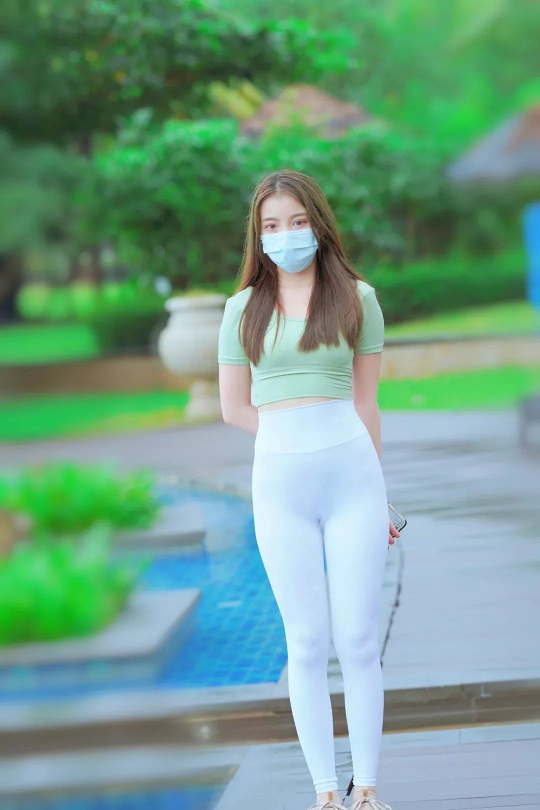 小姐姐 白色瑜伽裤搭配运动鞋,苗条身材完美展现