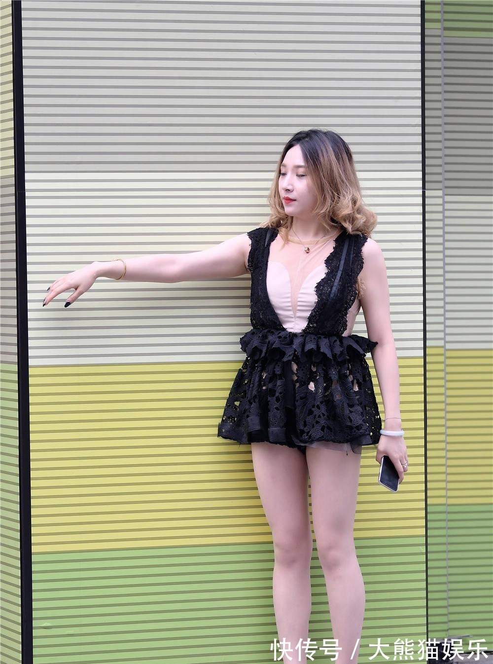 穿搭 红色尖头细跟鞋,鱼鳞片设计,增加层次,也显身材!