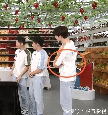 白鹿挑战一次吹14个口哨,baby紧张到做“禁言”手势,林一在围观