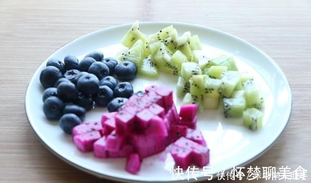 喝不完的牛奶别浪费,搭配燕麦做出一款特色甜点,营养更高档!