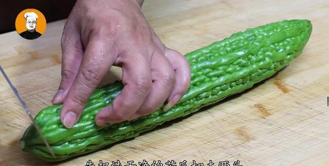 苦瓜|苦瓜跟洋葱真是绝配，天热做上一盘，清热又解暑，每次都光盘！