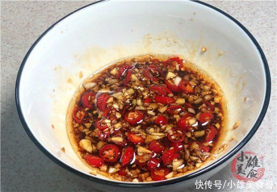 跟着我一起|吃了30多年韭菜，做法头一次见，满满的一大盘，上桌都不够吃