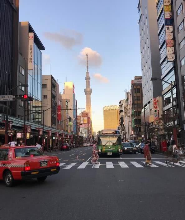 寻城记在东京浅草蹲大排档，饮大啤，挤蜗居，做一回地道日本人